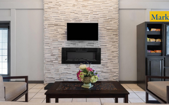 Days Inn by Wyndham College Park Airport Best Road