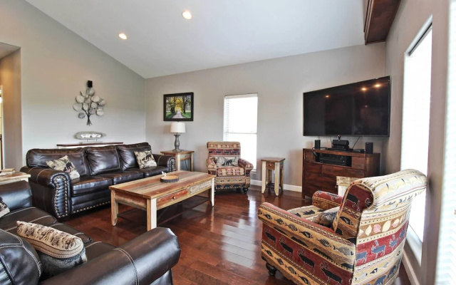 Hot Tub & Game Room! Group-ready Smokies Cabin