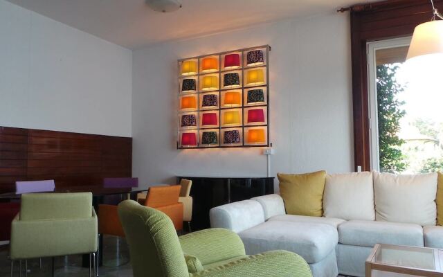 Contemporary Lakeside Villa Enjoying Direct Lake Access, Wifi, BBQ, Near Restaurant and Shop