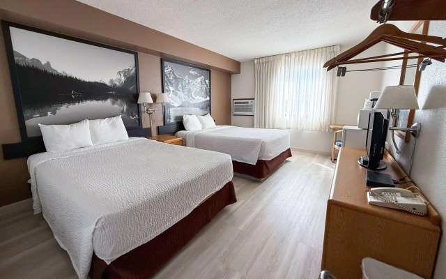 Super 8 by Wyndham Medicine Hat AB