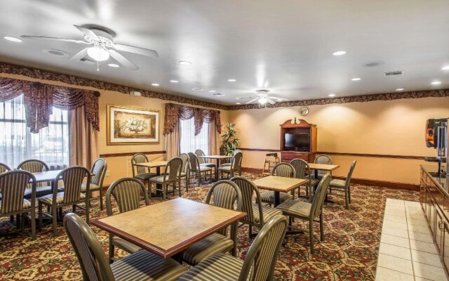 Econo Lodge Inn and Suites