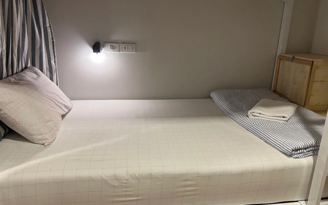 The Yard Hostel – Guest Rooms – Bangkok