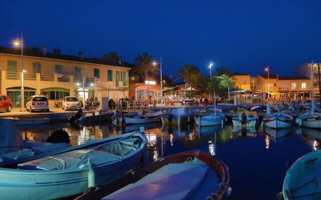 Appartement Le Brusc, 2 pièces, 4 personnes - FR-1-316-258