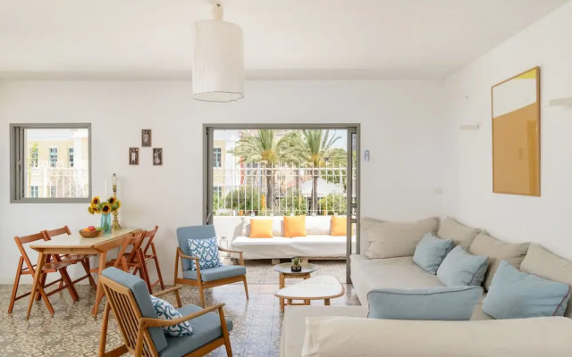 Terrace & View on Dallal square by FeelHome