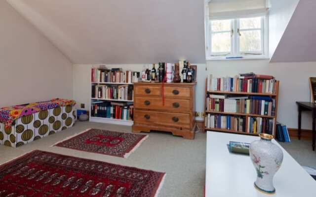 Stylish 2BR Flat Central Oxford With Parking