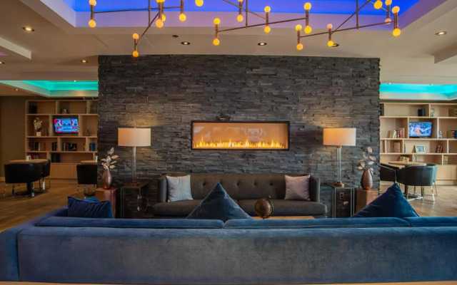 Stage West All-Suite Hotel & Theatre Restaurant