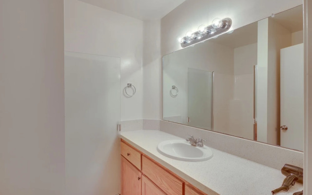 Convenient Bakersfield Townhome With Patio!