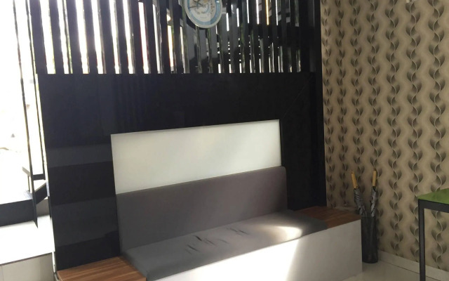 OYO Flagship 90726 The Regia Cihampelas Hotel Band