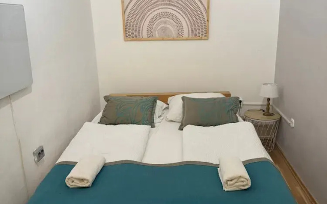 1BR Plus LR Apt Top Vienna Location