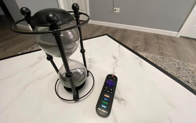 EMALUX Condo Near Downtown,Bus,Train,Hospitals,United-Center,Fulton Market