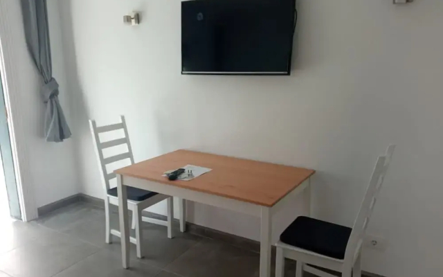 Front Line Seafront Apartment With all day Sun!