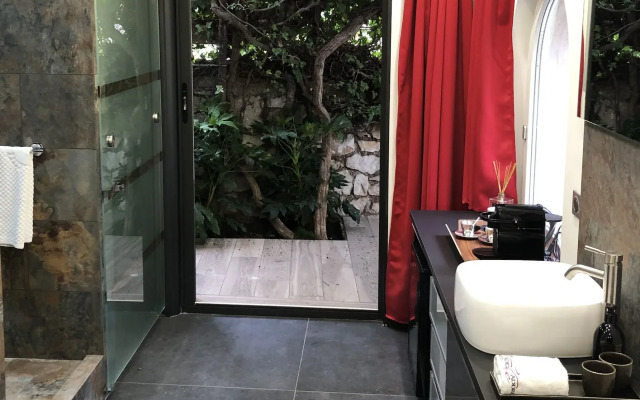 The Address Cassis