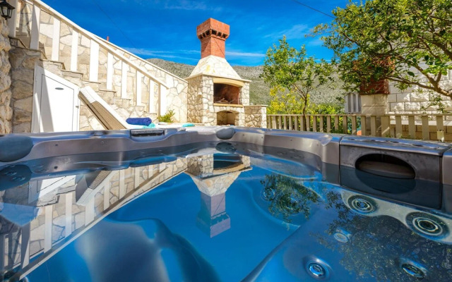 Holiday Home with Private heated Pool, Sea view & Basketball Court