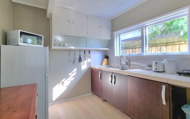 Lovely 2- Bedroom Unit with Free Parking