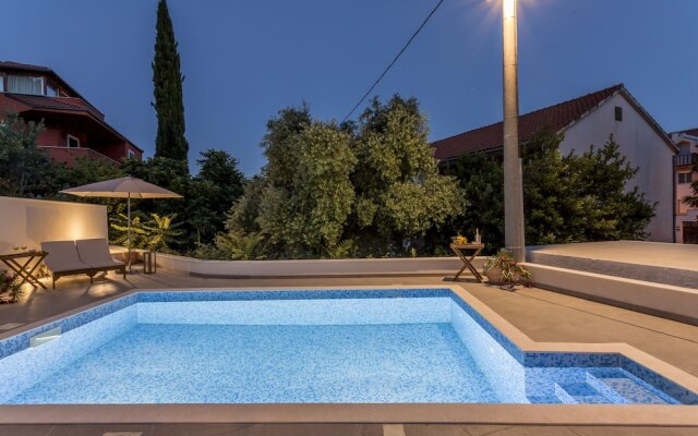 2 Nights Studios Apartments