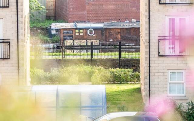 Modern Canalside City Townhouse - Parking & Garden