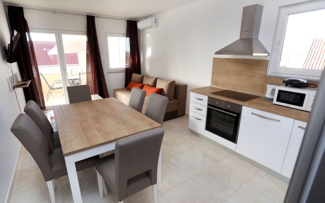 Beautiful 2-bed Apartment in Okrug Gornji