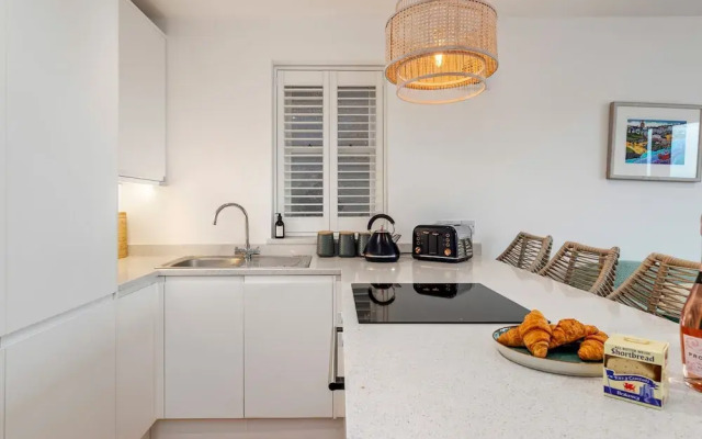 Midnight - Sea Views Town Centre