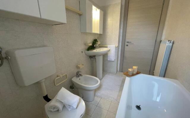 [Via XXV Aprile] 4 Locali - Di Fronte al Mare