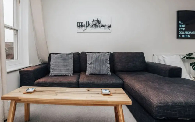 Central Modern Flat Sleeps 6 - Dedicated Parking - From 125 Per Night
