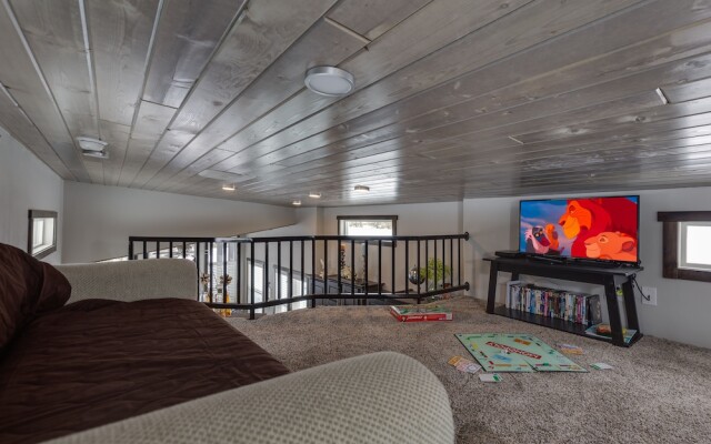 Hickory-dickory Hollow