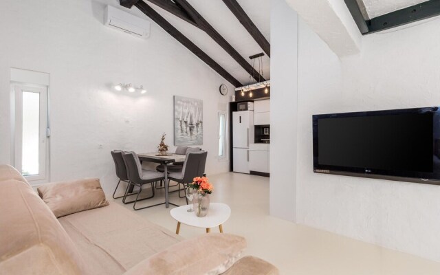 Awesome Home in Lopar with Hot Tub, WiFi & 2 Bedrooms