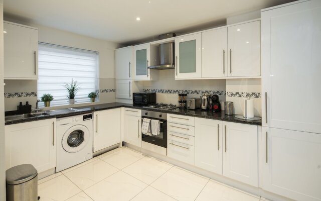 Charming 2-bed House in Central