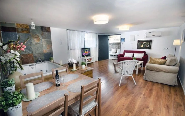 Hen Chalet & Suites in Had Nes