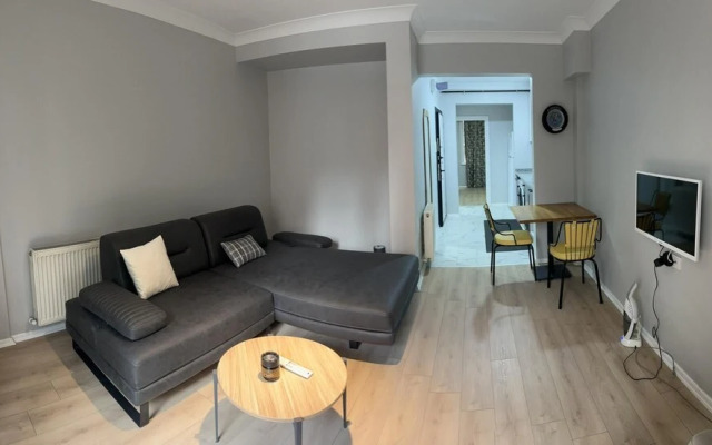 Lovely Apartment With Balcony in Esenler