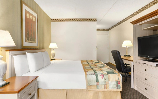 Travelodge by Wyndham Owen Sound