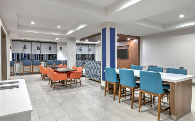 Holiday Inn Express Hotel & Suites Winnie by IHG