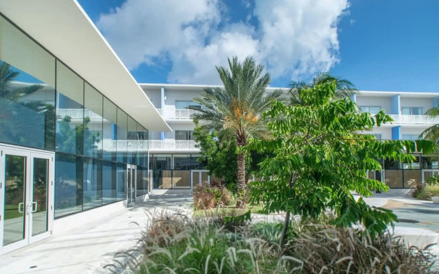 Spacious 1BR 1bth Apt w Rooftop Pool Near Beach