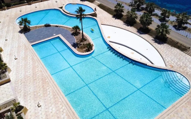 Peaceful Home With hot tub and 2 Communal Pools