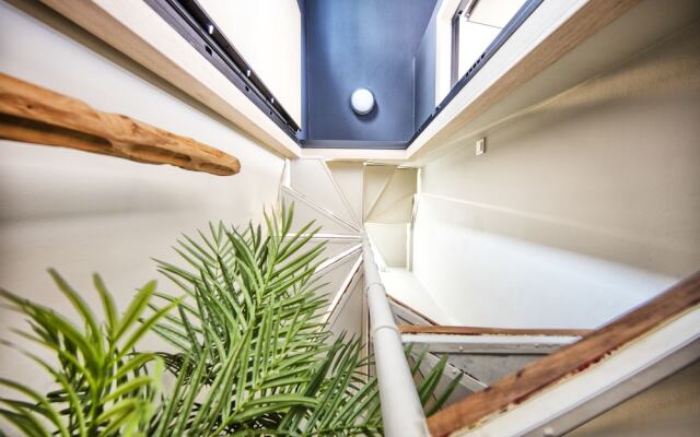 Elegant and Airy Apartment One Stop from City Center by VillaRentalsgr