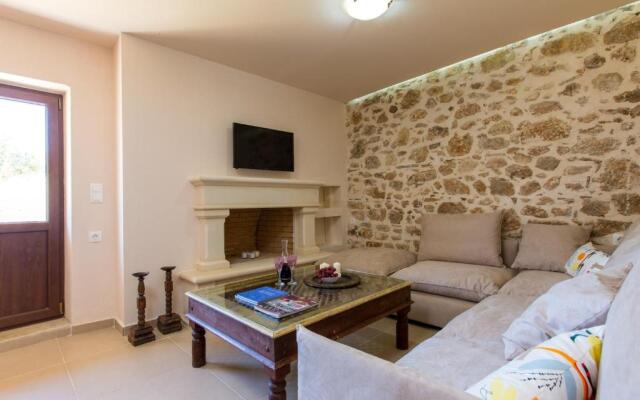 Beautiful & spacious villa with 38sqm pool & BBQ!