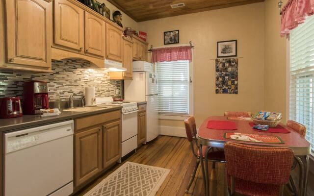 Calhoun House Inn & Suites