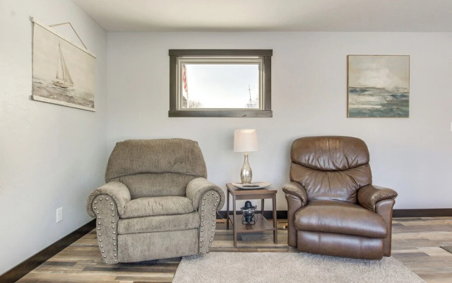 Boat Dock: Riverfront Oconto Home!