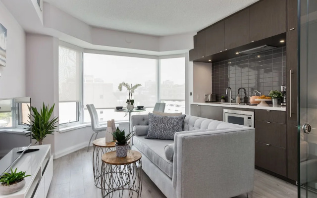 QuickStay - Class in Yorkville (Yonge & Bloor)
