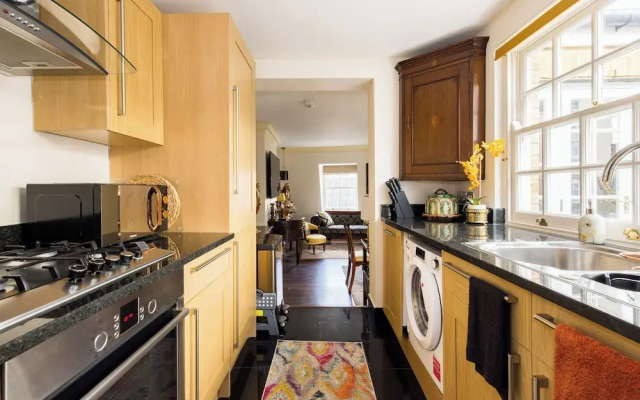 Mayfair 3-bed 6-guest W/patio & ac Berkeley Square