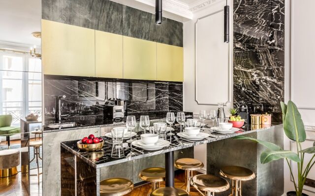 Luxury 2 bedroom 2.5 bathroom Louvre