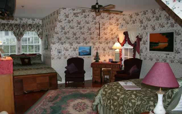 Heron Cay Lakeview Bed & Breakfast Inn