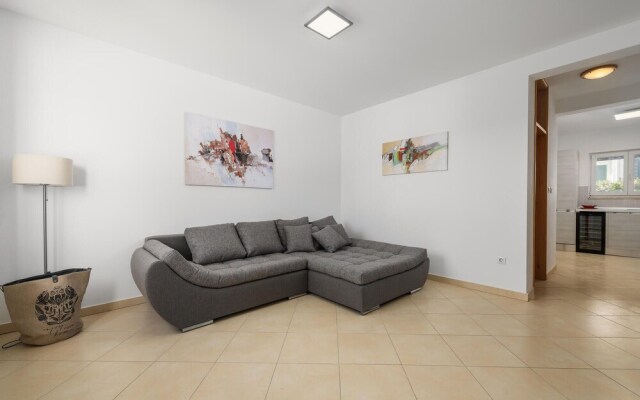 Beautiful Home in Vabriga With Jacuzzi, Wifi and 3 Bedrooms