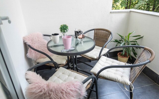 Sunny 2bdr Apartment With a Balcony