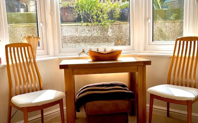 5 Guests - 2 Bedrooms - Free Parking - 1min Beach