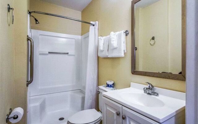 HomeTowne Studios by Red Roof Orlando South