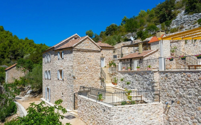 Rustic luxury villa Fulmin