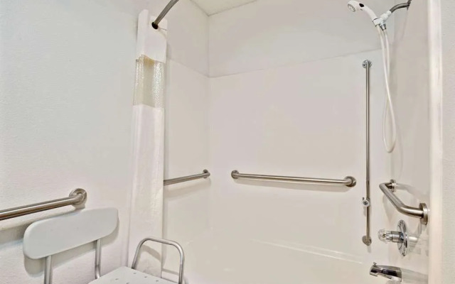 Super 8 Riverside/kansas City