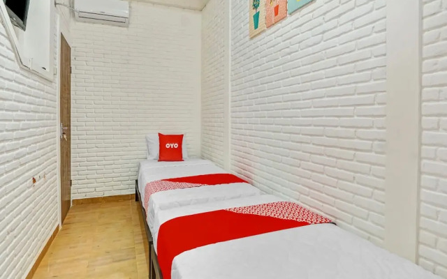 Super OYO 90828 Ara Guest House
