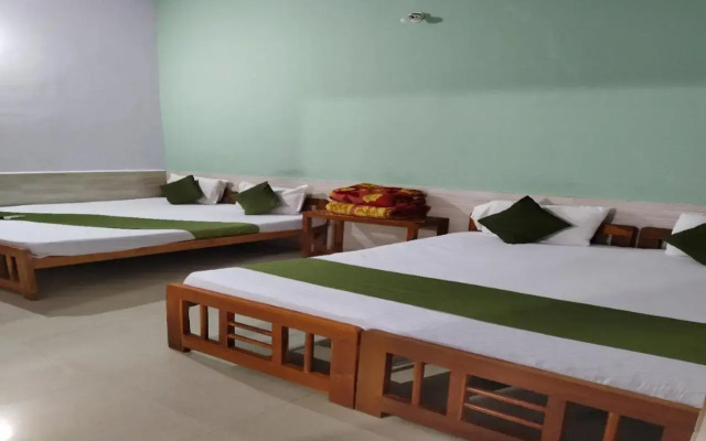 Oyo 87132 Mahamaya Holiday Inn