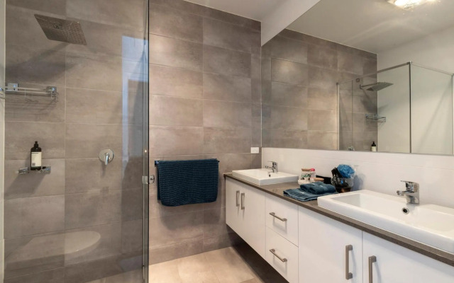 Cozy Getaway, King Bed with TV, NBN, Netflix, Nespresso